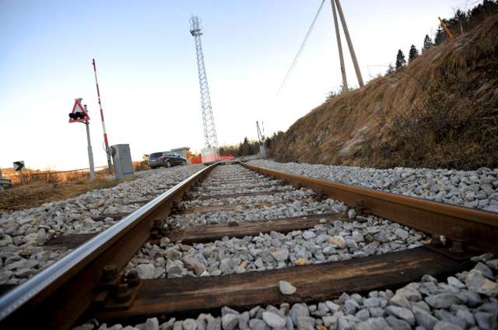 Po iztirjenju tovornega vlaka pri Hrastovljah kerozin še odteka v tla (foto: STA)
