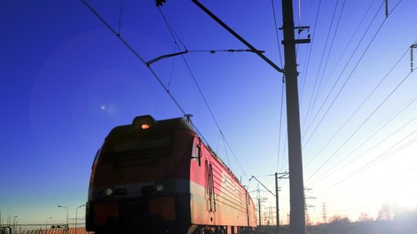 Vlak na progi med Duplico in Kamnikom trčil v mladoletno osebo