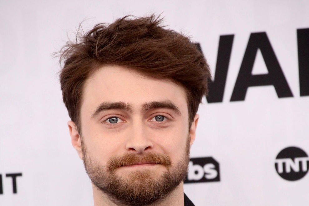 Daniel Radcliffe – 
v srcu je poet<br />Igralec Daniel Radcliffe (28) je zaslovel kot lik Harryja Potterja. A malokdo ve, da je igranje skorajda njegova druga ljubezen. Na prvo mesto postavlja pisanje pesmi. Objavlja jih v časopisu pod psevdonimom Jacob Gershon.