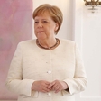 Ima Angela Merkel zdravstvene težave? Na uradni slovesnosti se je ponovno tresla!