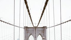 Ikonski Brooklyn Bridge je zelo zanimiv in lep, opazila sva tudi kitajska mladoporočenca, ki sta se odločila za poročne fotografije kar na mostu in ob sebi imela modro rumenega Miniona. Očitno sta želela na ta način sporočiti, da bosta zibala.