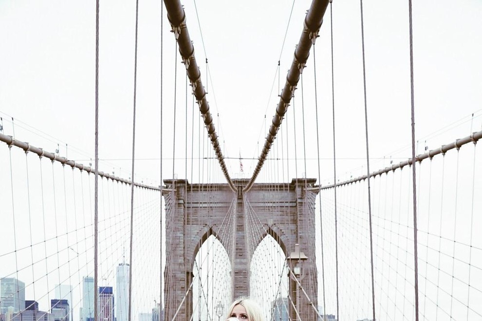 Ikonski Brooklyn Bridge je zelo zanimiv in lep, opazila sva tudi kitajska mladoporočenca, ki sta se odločila za poročne fotografije kar na mostu in ob sebi imela modro rumenega Miniona. Očitno sta želela na ta način sporočiti, da bosta zibala.