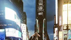 Na Times Squareu so bilo trume turistov, svetlečih reklamnih panojev, zanimivih in odštekanih ljudi. Moj fant Timotej je rekel, da moram narediti malo drugačno fotografijo, pa sem naredila pozo balerine.