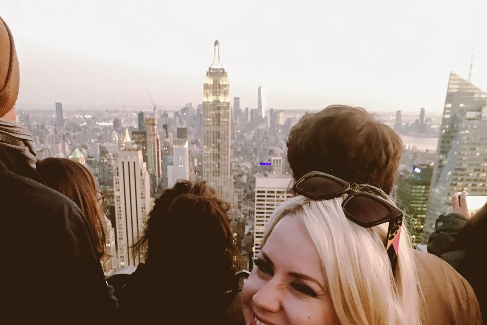 Šla sva na Top of The Rock, kjer sva opazovala Empire State Building, razkošen razgled in ogromno ljudi. Prišla sva podnevi in počakala, da se znoči.