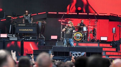 Bivši bobnar Guns N' Roses se je ranil z nožem v trebuh