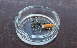 Kajenje škodi tako kot pljučem kot očem, kaže britanska študija!