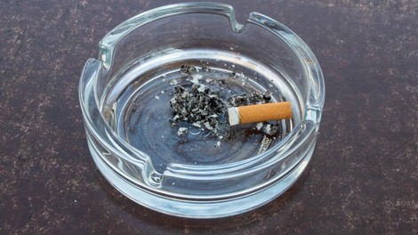 Kajenje škodi tako kot pljučem kot očem, kaže britanska študija!