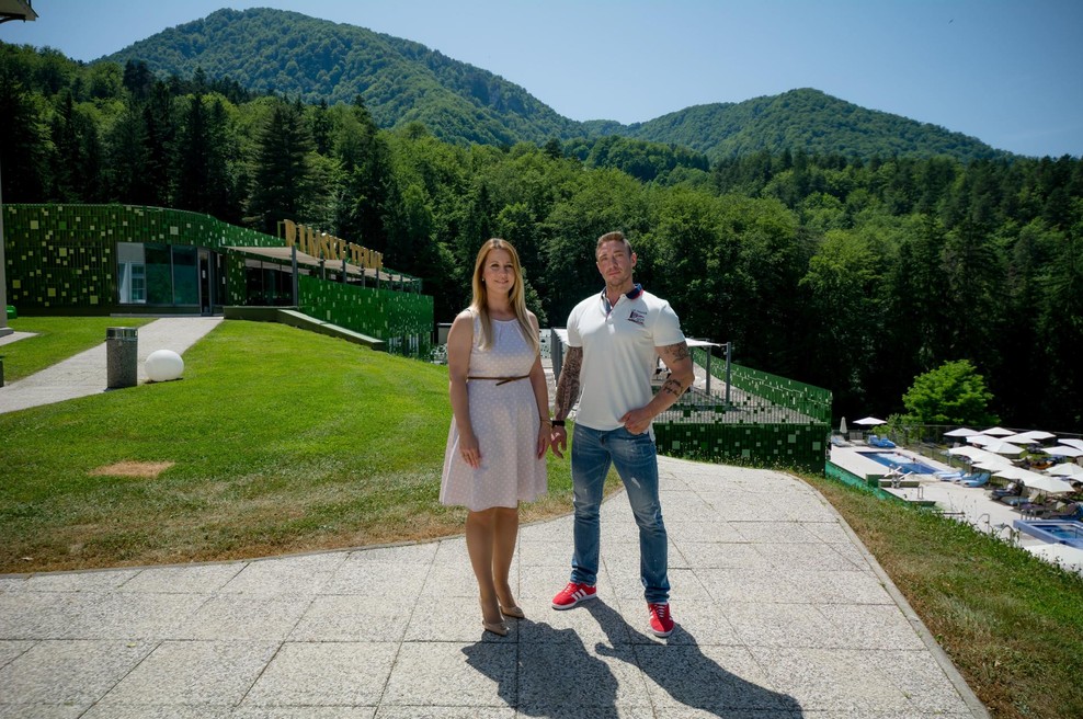 Glasbenik in trener borilnih veščin v družbi Saše Omahna, vodje wellnessa v Rimskih termah. (foto: Aleš Erjavec)