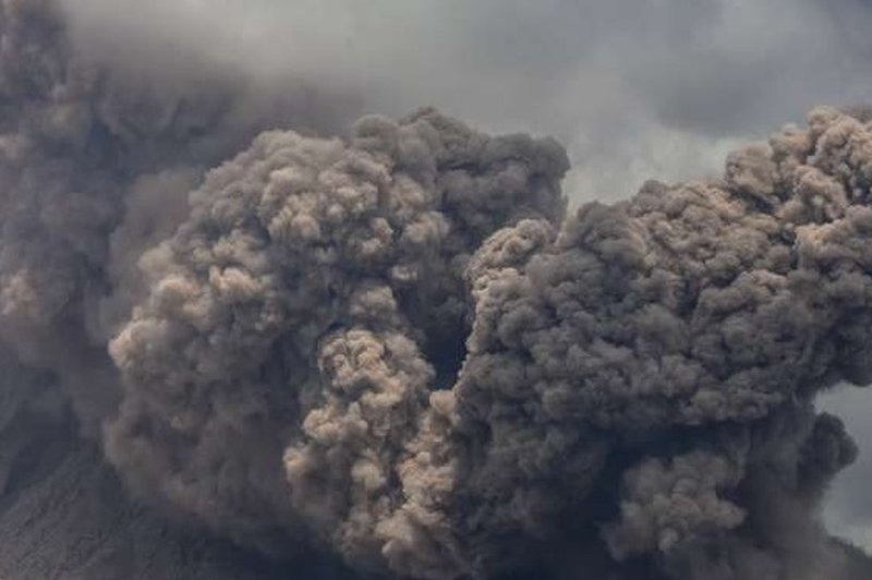 Popoldne je izbruhnil vulkan Stromboli, za zdaj ena žrtev (foto: STA)