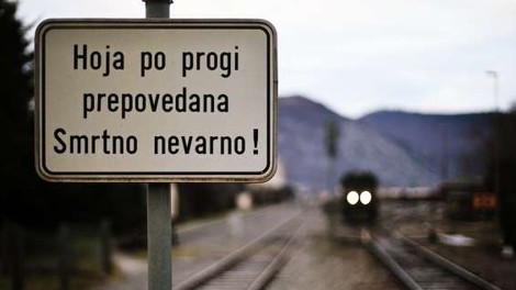 Na železniškem prehodu v Ljubljani vlak do smrti povozil osebo