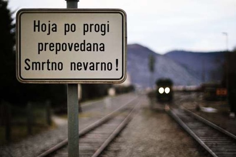 Na železniškem prehodu v Ljubljani vlak do smrti povozil osebo (foto: STA)