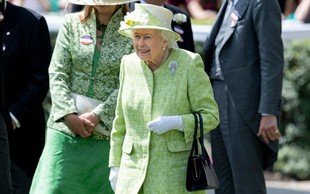 Strokovnjaki pojasnili, zakaj je kraljica Elizabeta II. bolj hladna do Kate kot do Meghan