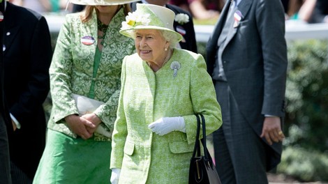 Strokovnjaki pojasnili, zakaj je kraljica Elizabeta II. bolj hladna do Kate kot do Meghan