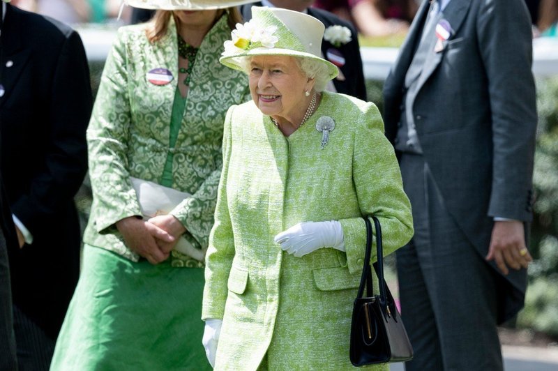 Strokovnjaki pojasnili, zakaj je kraljica Elizabeta II. bolj hladna do Kate kot do Meghan (foto: Profimedia)