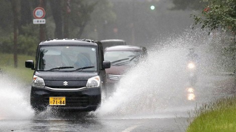 Bizarno vreme: Zaradi močnega dežja evakuacija 800.000 ljudi na jugu Japonske!