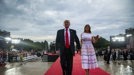 Melania Trump v beli obleki v središču pozornosti, a vsem ni bila všeč