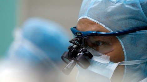 Avstralski kirurgi s presaditvijo živca vrnili funkcijo paralizirane roke