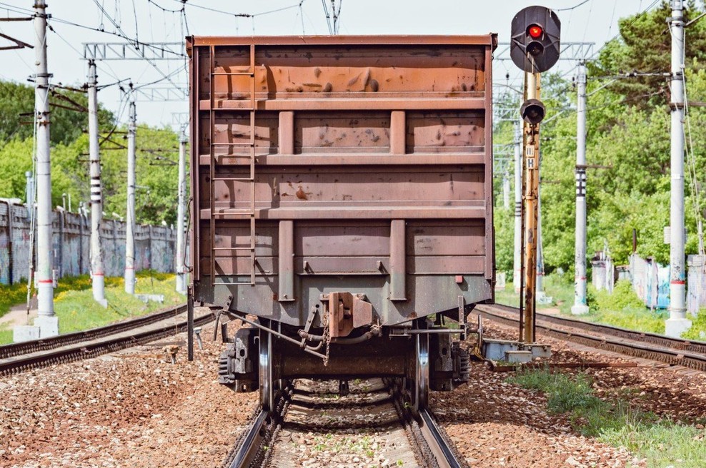 V Brnci so v transportnem vagonu odkrili 11 migrantov, med njimi pet otrok (foto: profimedia)