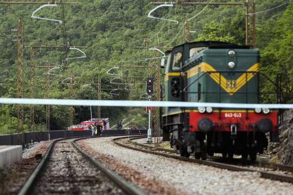 Obilnejše padavine vzbujajo strah pred pronicanjem kerozina (foto: STA/Stanko Gruden)