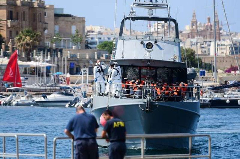 Malteška vlada dovolila izkrcanje vseh migrantov z ladje Alan Kurdi (foto: STA)