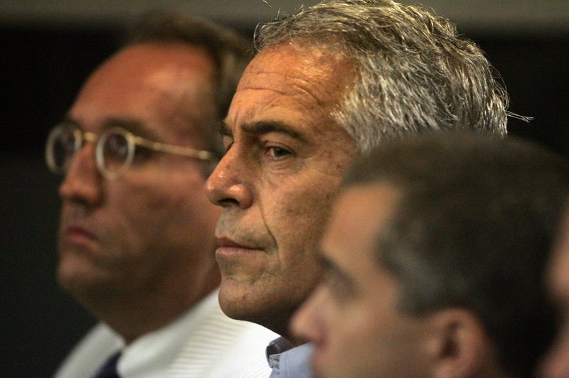 Epsteinovi žrtvi zahtevata, naj ostane v priporu do konca sojenja (foto: Profimedia)