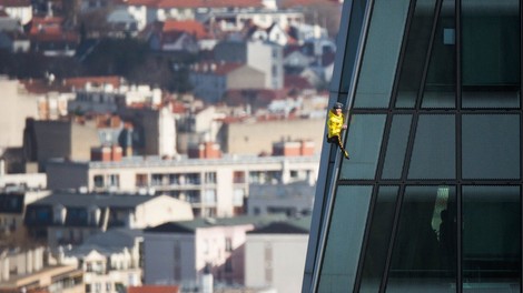 Avanturistični plezalec brez zaščite plezal po najvišjem nebotičniku v Veliki Britaniji