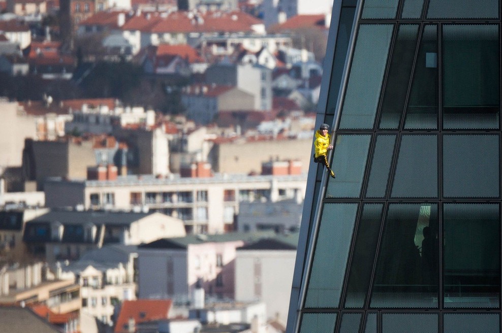 Avanturistični plezalec brez zaščite plezal po najvišjem nebotičniku v Veliki Britaniji (foto: profimedia)