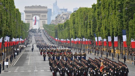 Francozi z vojaško parado obeležili padec Bastilje