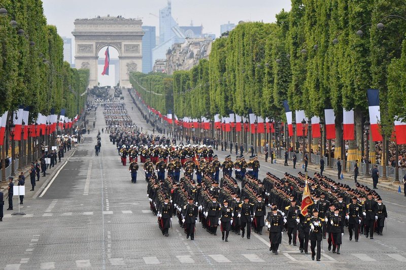 Francozi z vojaško parado obeležili padec Bastilje (foto: profimedia)