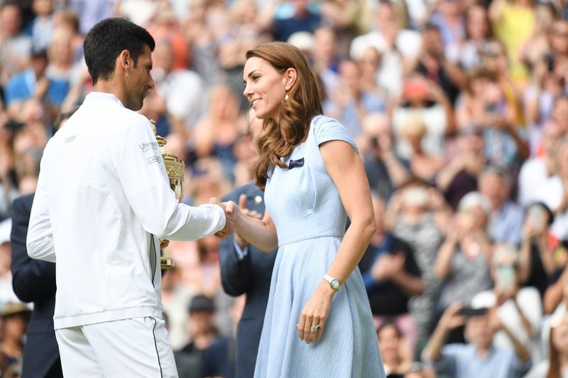 Zmagovalec Wimbledona Novak Djoković: Ko mu je Kate izročila pokal, je s svojo gesto navdušil Britance! (foto: Profimedia)