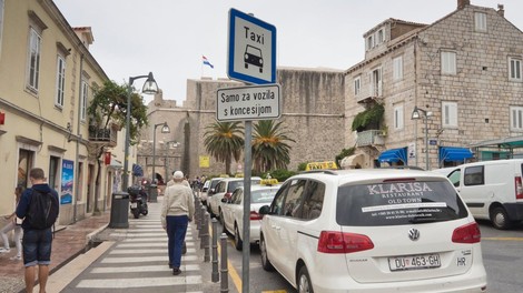 Goljufivi taksist v Dubrovniku turistom vrnil ostanek v srbskih dinarjih