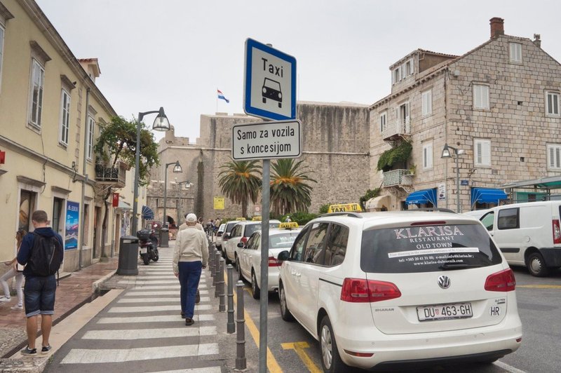 Goljufivi taksist v Dubrovniku turistom vrnil ostanek v srbskih dinarjih (foto: profimedia)