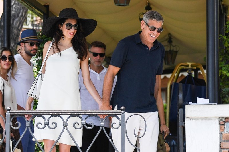 Pred kratkim so pisali, da so med Amal in Clooneyjem napetosti. Ni videti, saj sta v Benetkah delovala sproščeno in zaljubljeno. (foto: Profimedia)