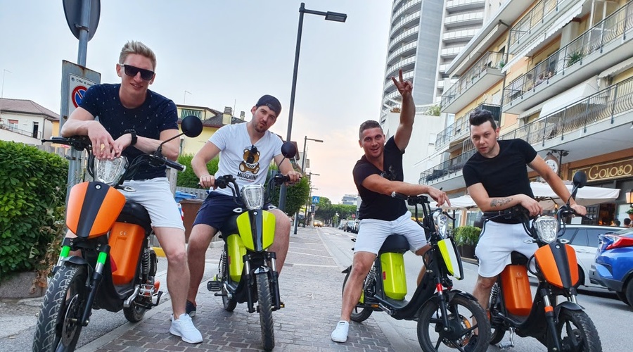 Priljubljeni Zvita Feltna predstavljajo nov poletni hit 'Gin in tonic' (foto: Damjan Končar)