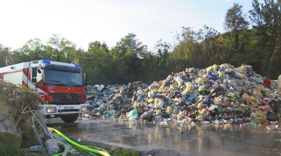 V zbirnem centru za odpadno embalažo v Dragonji pogasili požar (foto: STA/Mitja Volčanšek)