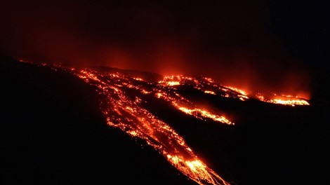 Po živahnem pljuskanju je vulkan Etna spet izbruhnil, zaradi dima zaprli letališče