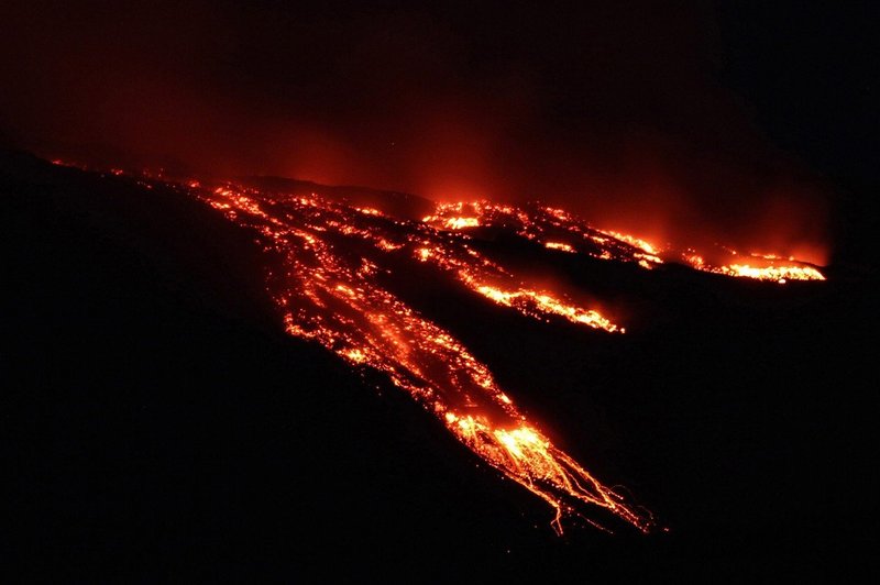 Po živahnem pljuskanju je vulkan Etna spet izbruhnil, zaradi dima zaprli letališče (foto: profimedia)