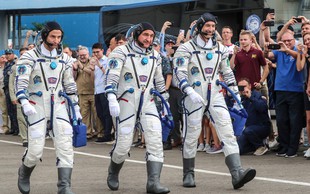 Manever kot iz učbenika: Trije astronavti prispeli na mednarodno postajo