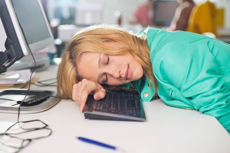 Za še boljše počutje pred spanjem ne glejte v računalnik in telefon (foto: Profimedia)