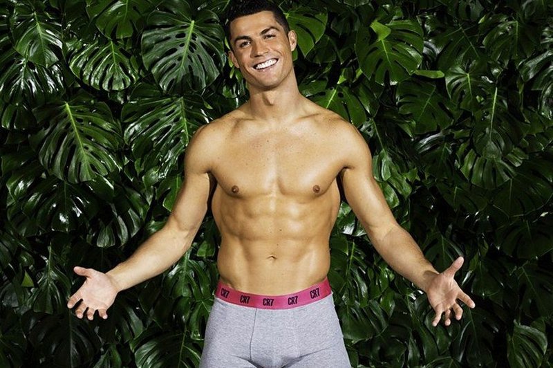 Razgaljeni in izklesani Cristiano Ronaldo v spodnjicah privablja radovedne poglede (foto: Profimedia)