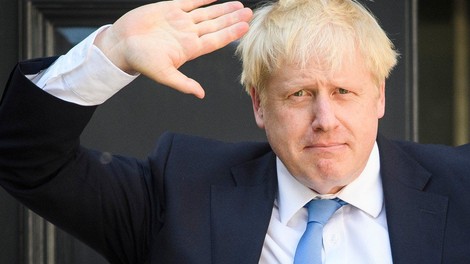 Boris Johnson, ki ga bo popoldne sprejela britanska kraljica, prevzema krmilo britanske vlade