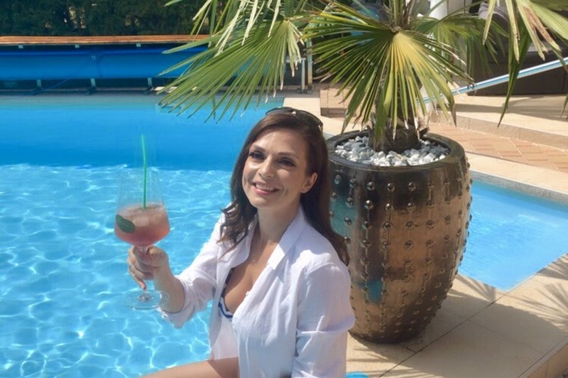 Natalija Verboten v bikinkah uživa v odlični družbi v bazenu, njen dekolte je občudovanja vreden (foto: Osebni album)