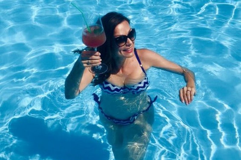 Natalija Verboten v domačem bazenu pokazala bujne obline (foto: Osebni album)