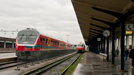 V Ljubljani vlak zadel tovorno vozilo, dve osebi lažje poškodovani