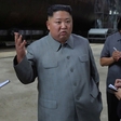 Kim Jong-un znova rožlja z orožjem