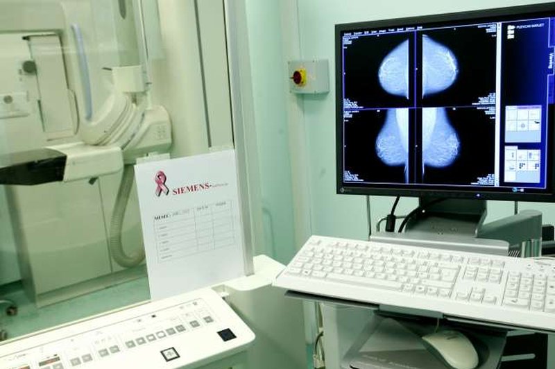 ZDA: Odpoklicali so prsne vsadke zaradi povezav z redko vrsto raka! (foto: STA)