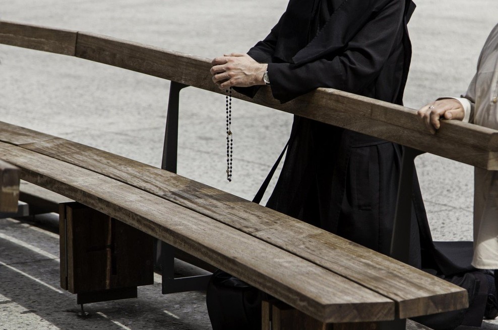 Župnik iz Murske Sobote spregovoril o težavah z zalezovanjem, ki jih ima s starejšo gospo (foto: Profimedia)