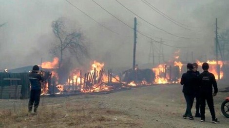 Obsežni gozdni požari v Sibiriji zdaj ogrožajo že Arktiko
