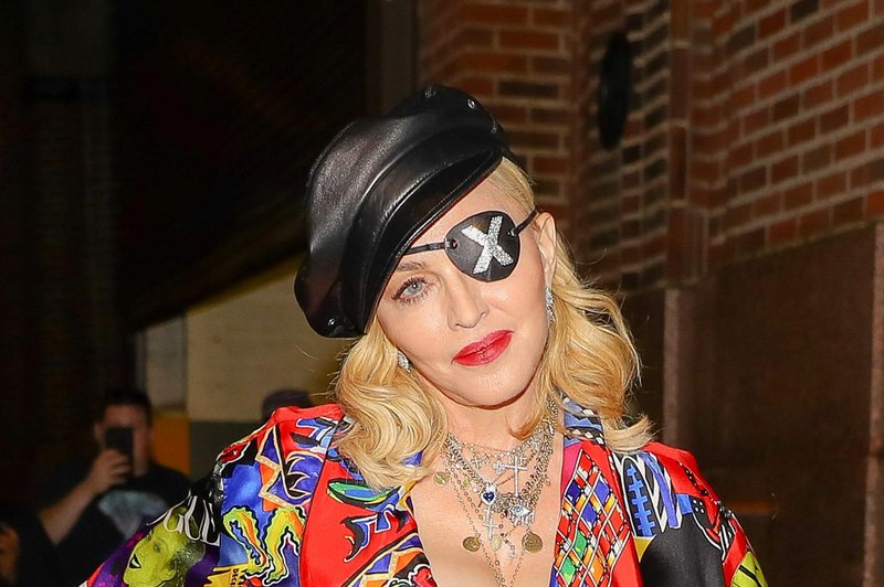 Madonna (na fotografiji v Versacejevi obleki) sodno ne more več preprečiti prodaje ljubezenskega pisma. (foto: Foto: Profimedia)