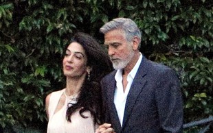 Amal Clooney je elegantna, tudi ko je bosonoga!